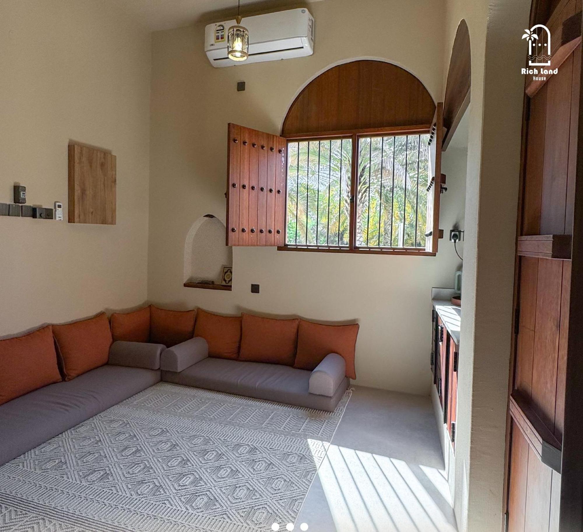 بيت أرض الثراء Rich Land House Нізва Екстер'єр фото